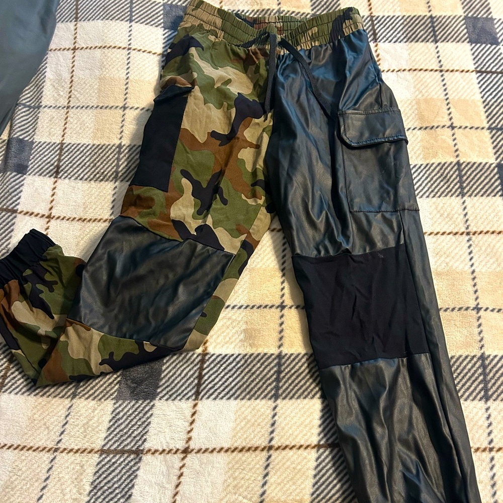 Women medium- Camo/Leather patched joggers.